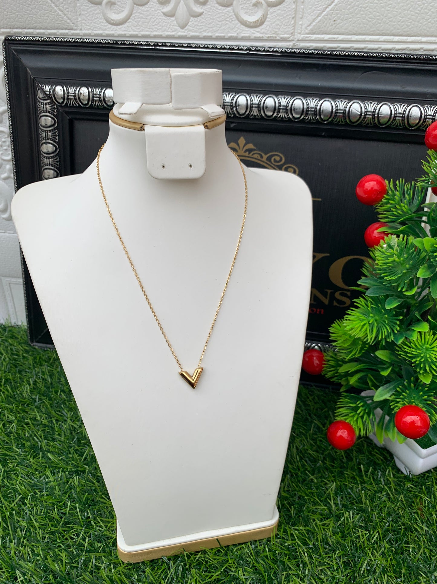 Gold V necklace