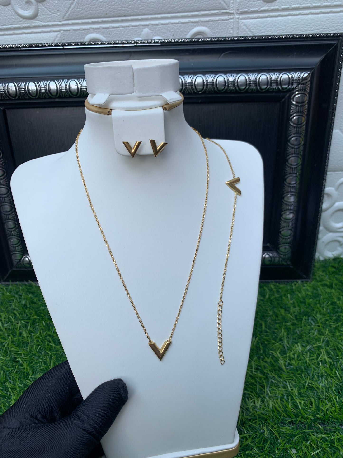 Gold V necklace set