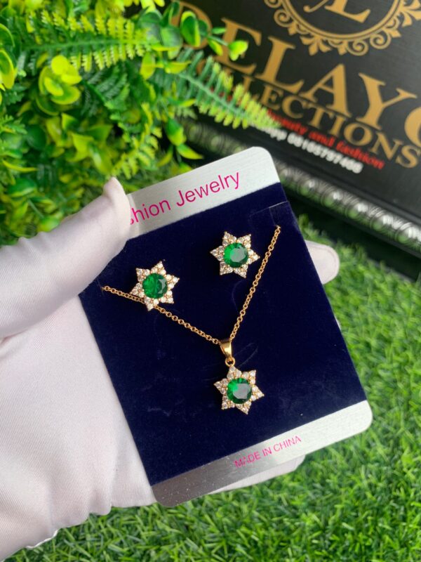 Emerald and gold jewelry set