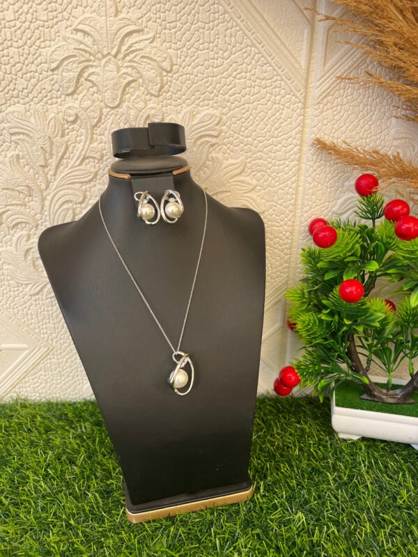 Silver pearl set