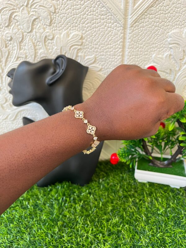 Gold stoned bracelet