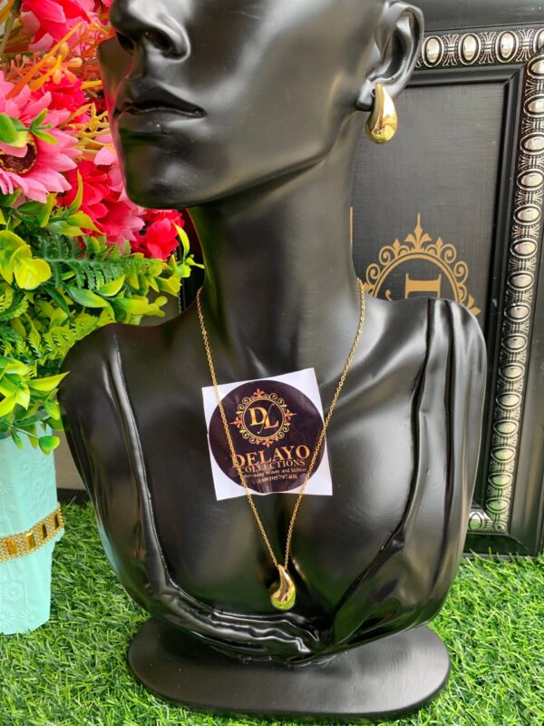 Gold necklace set