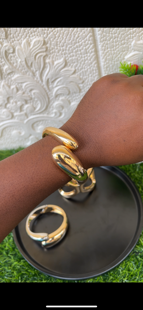 Gold chunky bangle