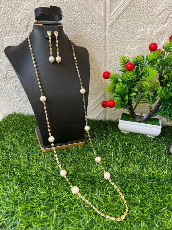 Gold and pearl necklace set