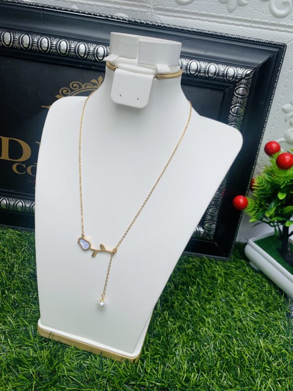Gold pearl dropping necklace