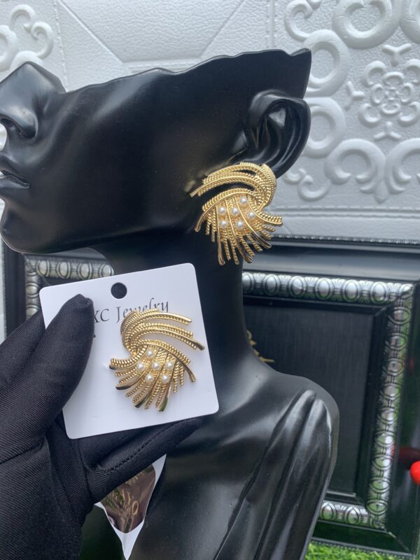 Gold fashion earrings