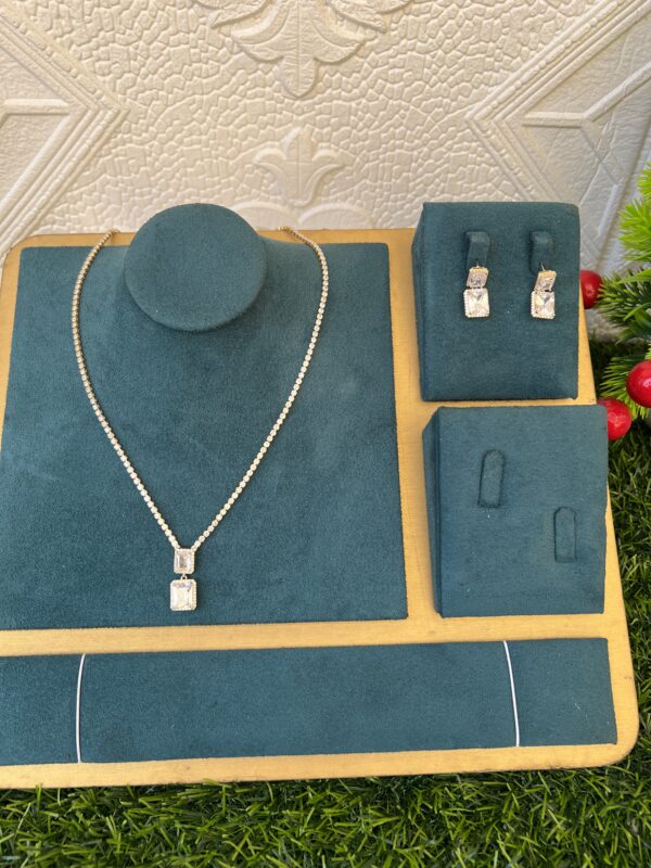 Gold stoned jewelry set