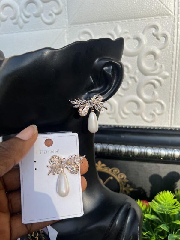 Gold stoned pearl earrings