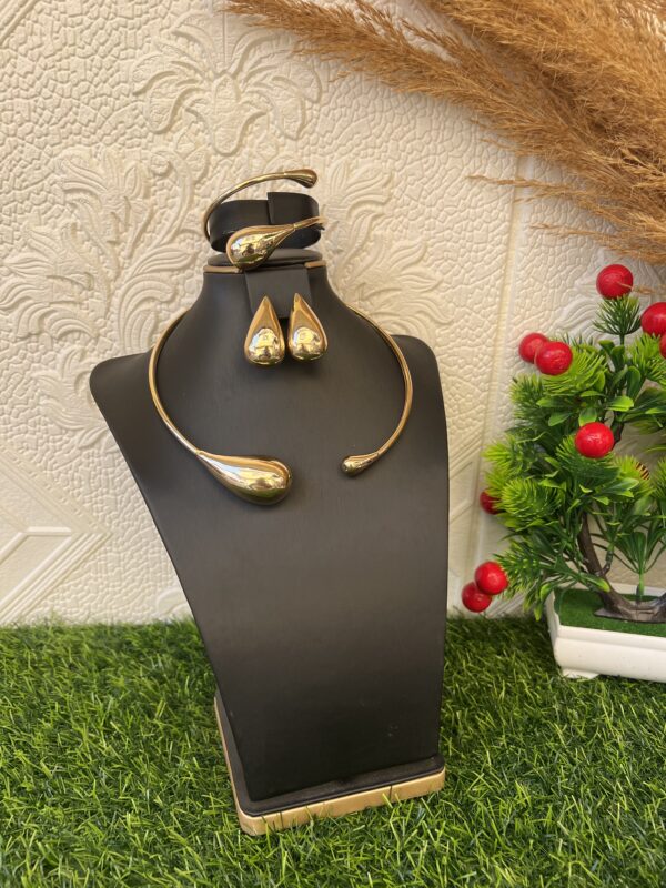 Bold Gold choker set