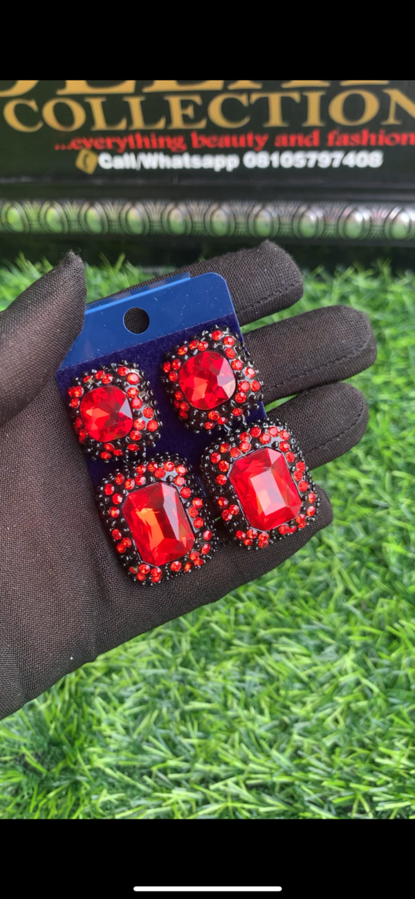 Black/red stoned earrings