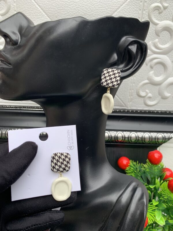 White/black earrings