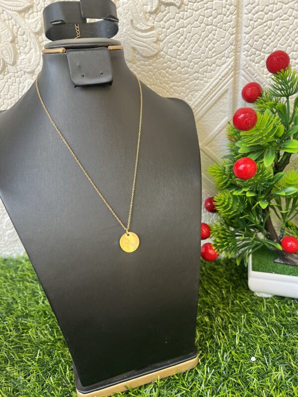 Gold sleek necklace