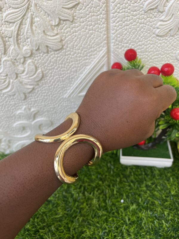 Marv gold chunky bangle