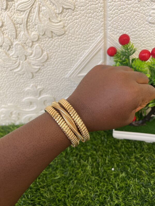 Linda gold bangle