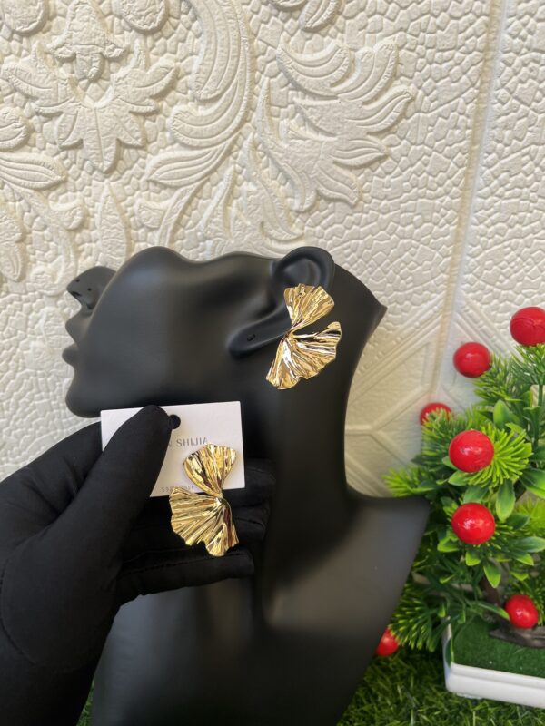 Greatness gold earrings