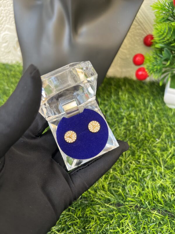 Benz gold stud