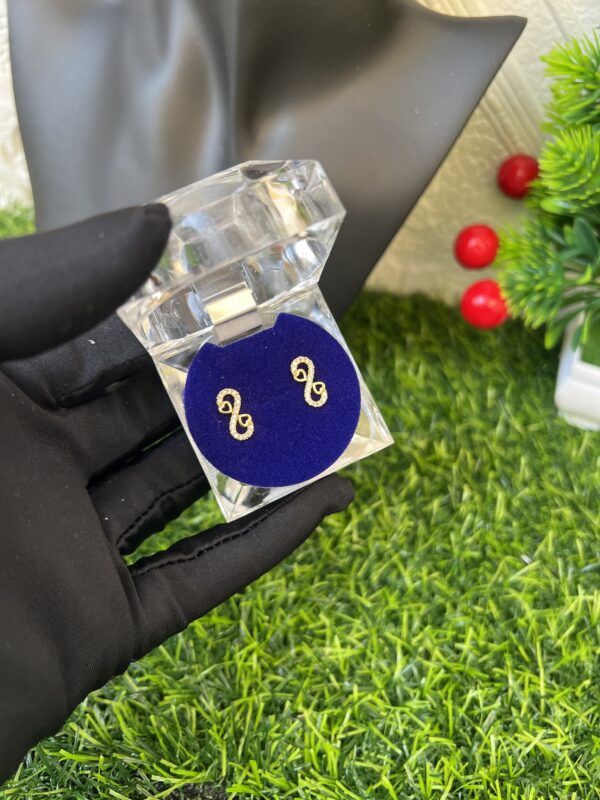 Swirl gold stud