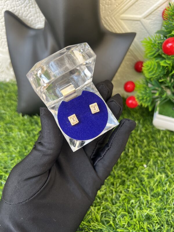 Mira gold stones stud