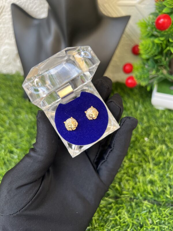 Gold unisex stud