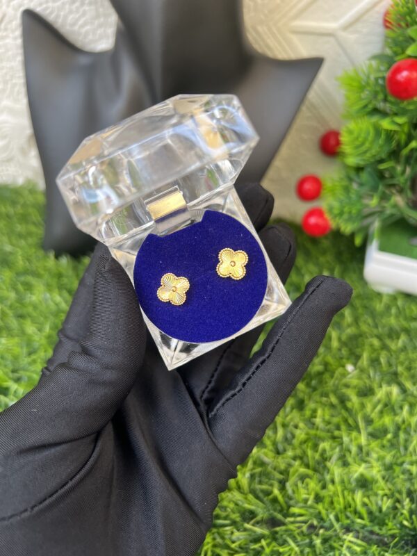 VCA gold stud