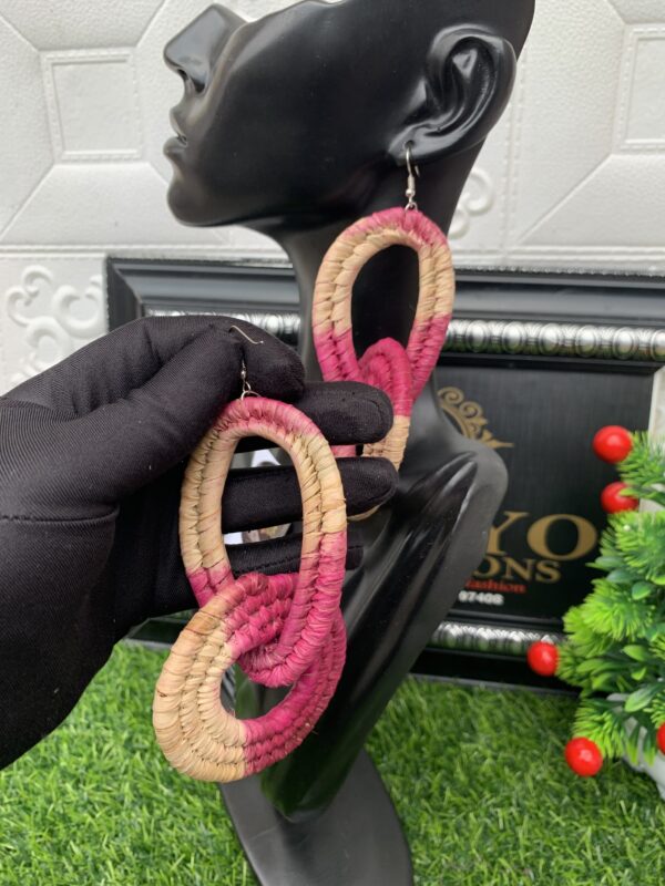 Nude/pink raffia earrings