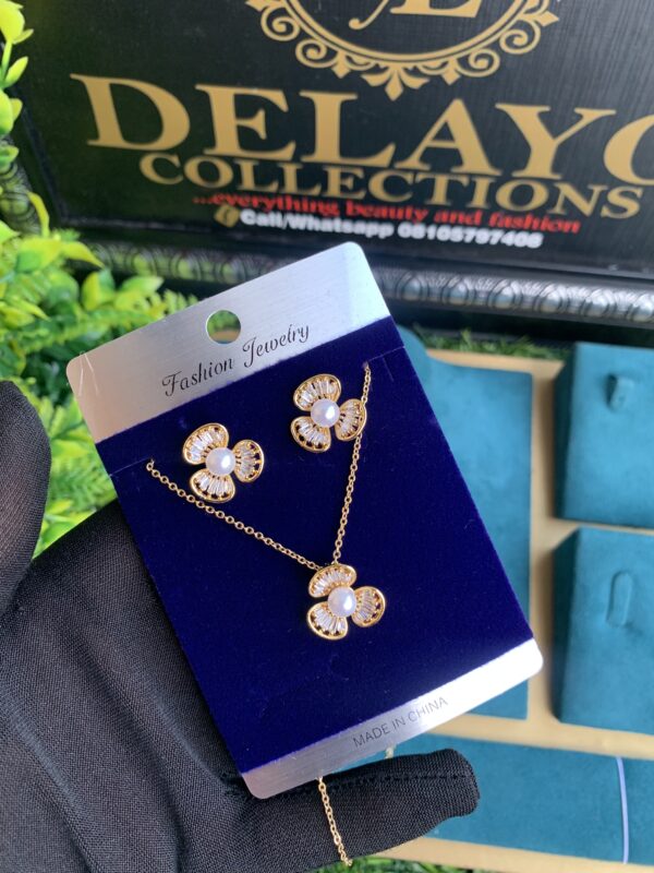 Gold and pearl necklace set