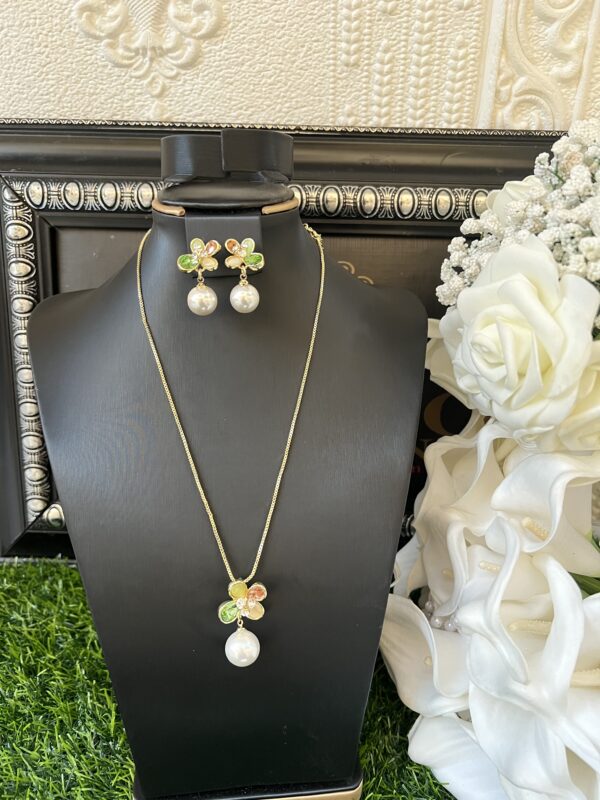 Bethel gold/pearl set