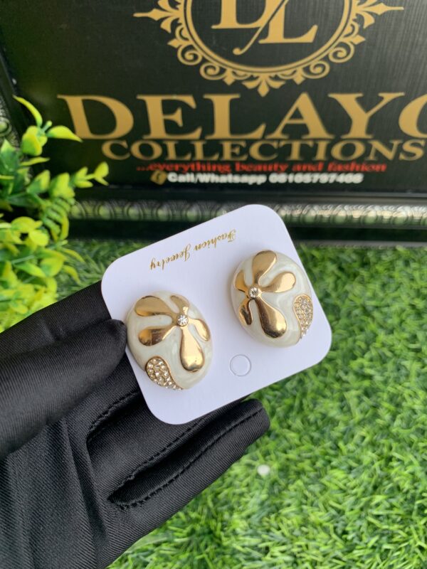 White and gold bold stud