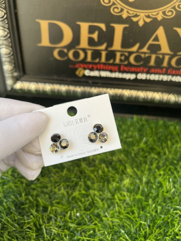 Black/silver stud