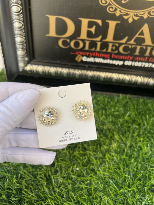 Gold stoned stud
