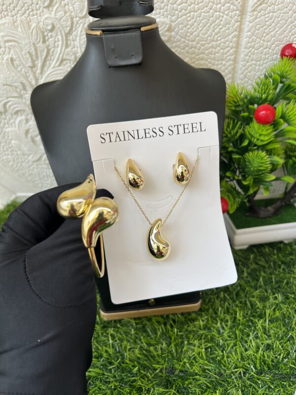 Gold Tear drop jewelry set
