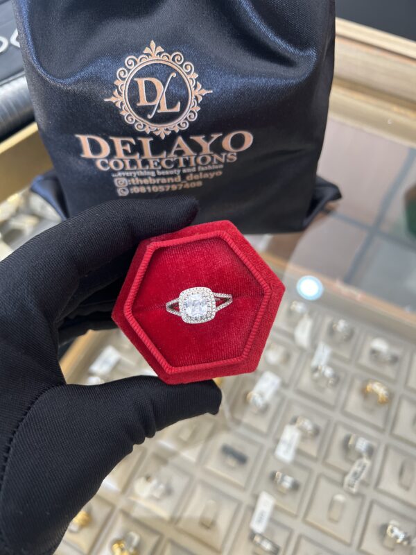 Layo engagement ring
