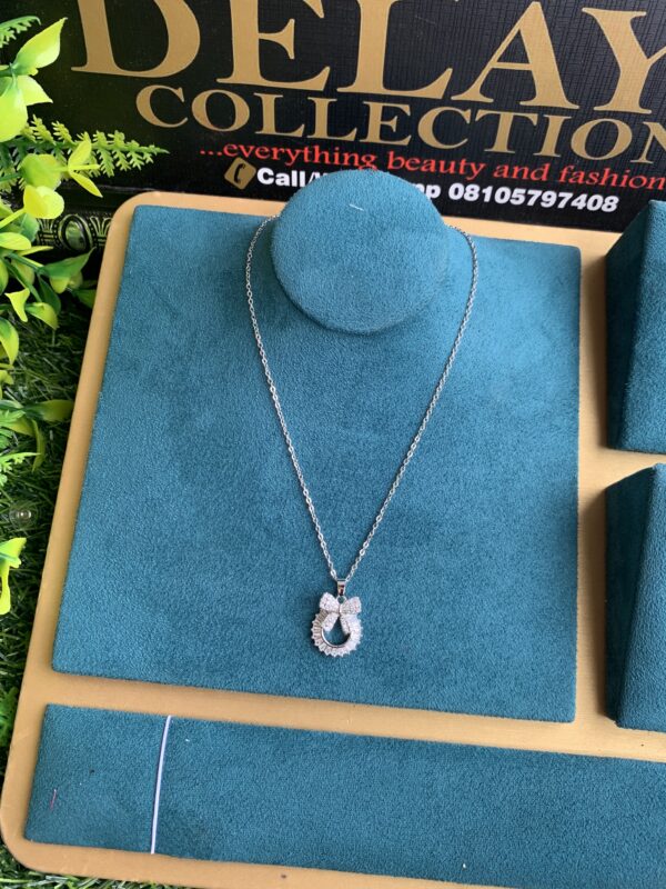 Bowtie round silver necklace