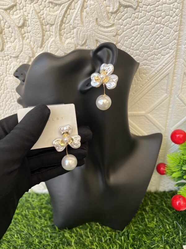 Pearl/gold dropping earrings
