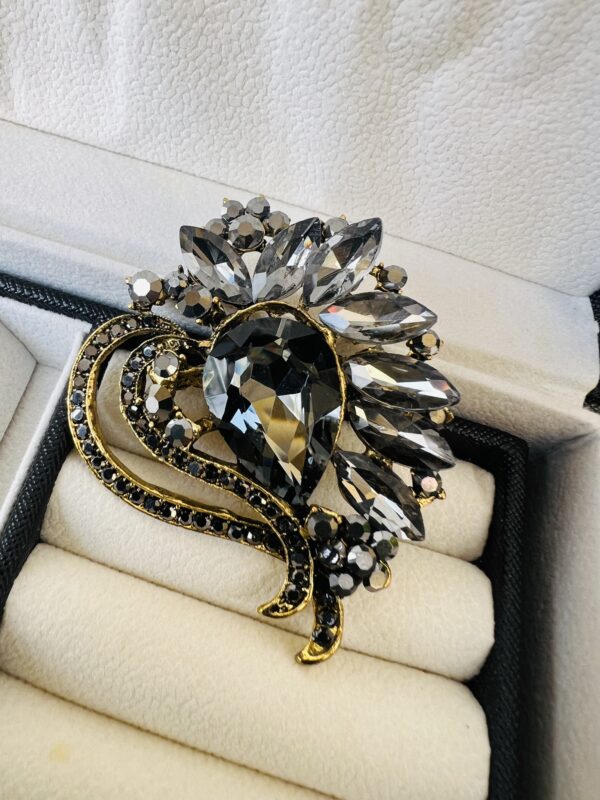 Grey/Gold stoned brooch