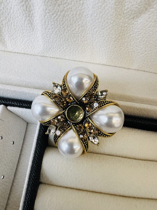 Gold pearl brooch