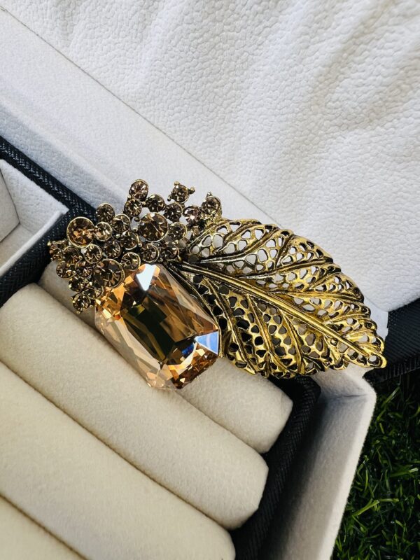 Gold stoned brooch