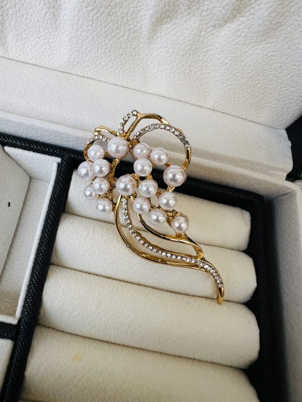 Gold/Pearl brooch