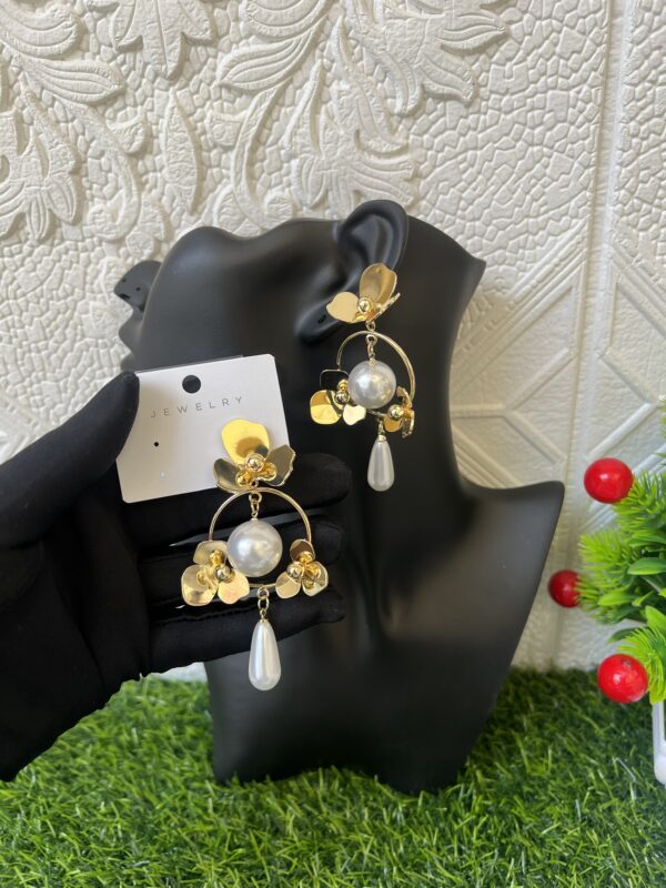 Gold and pearl earrings with droppings