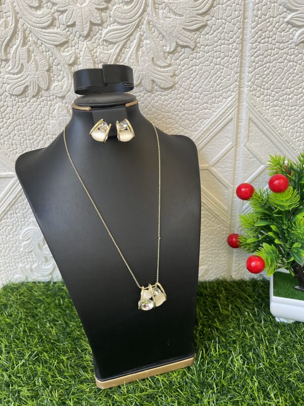 Gold stoned jewelry set