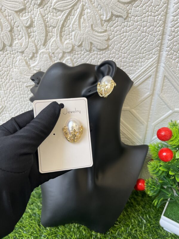 Offwhite/gold stud