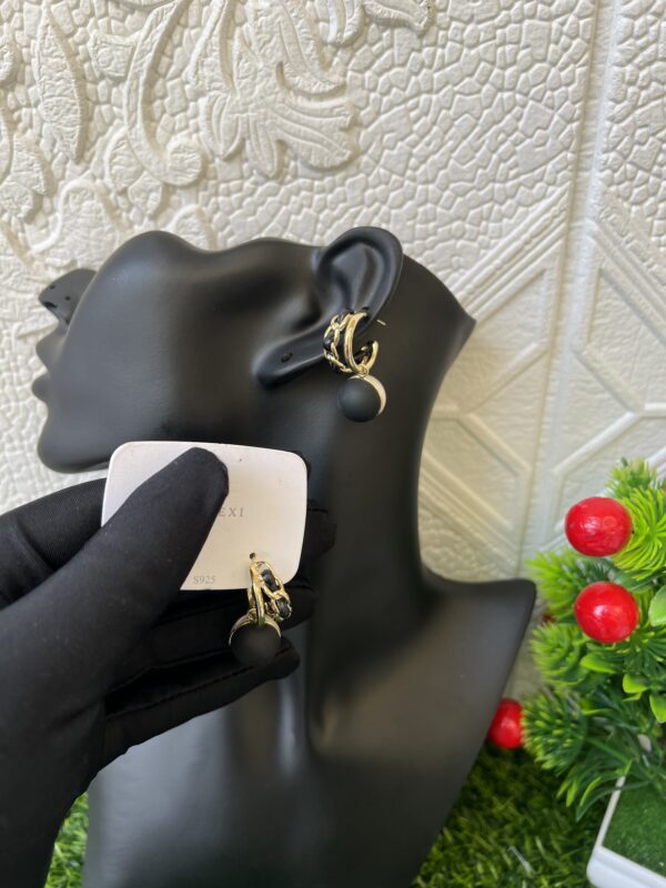 Gold/black hoop with droppings