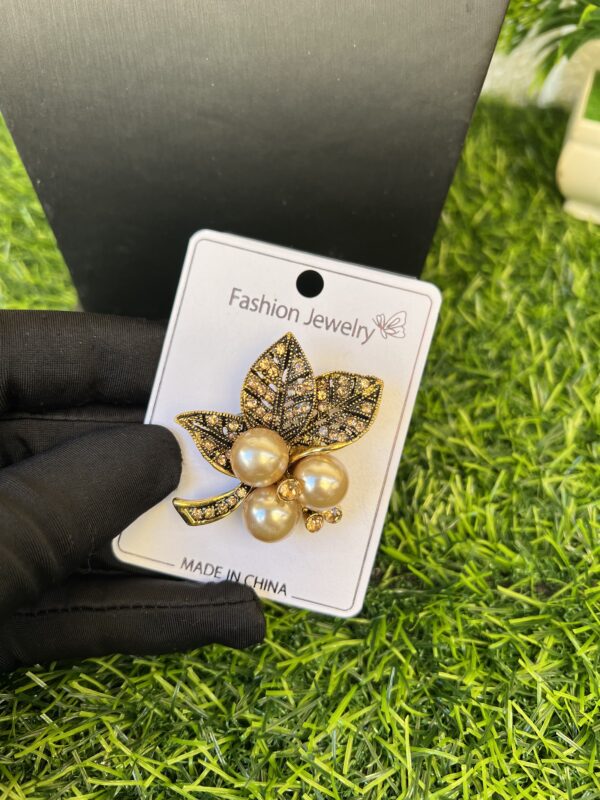 Gold pearl brooch