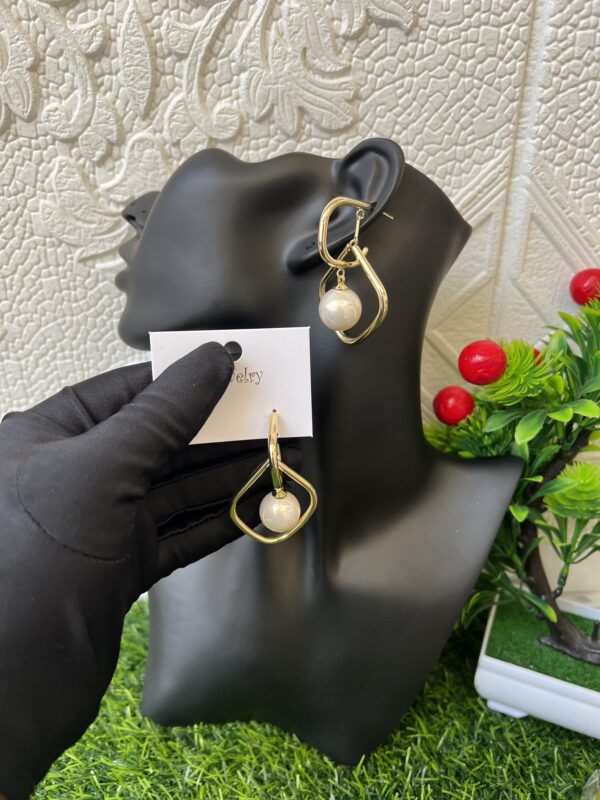 Gold / pearl earrings