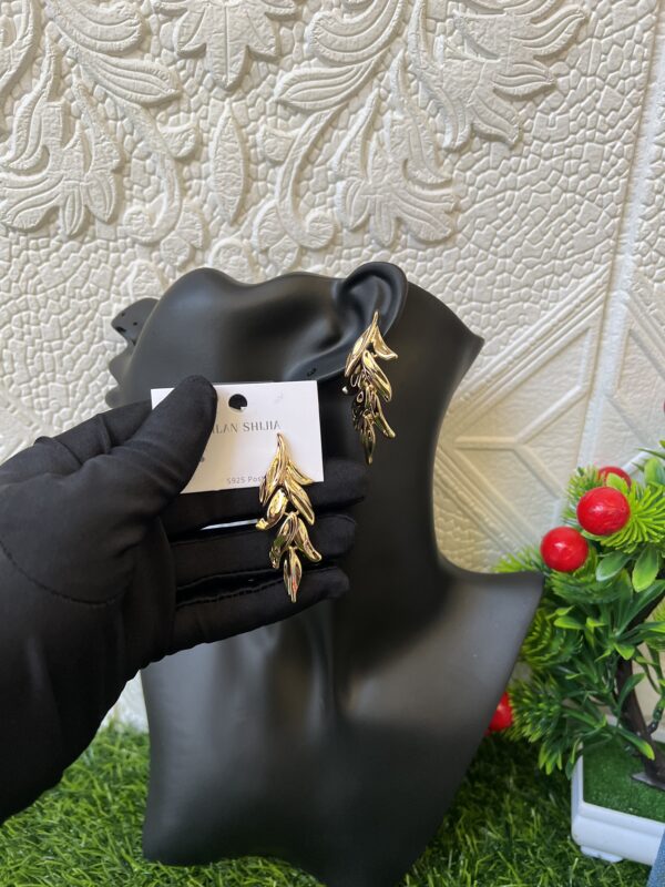 Leaf droppings gold earrings