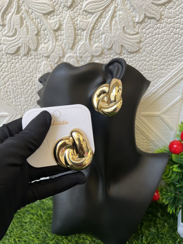 Greatness gold bold stud