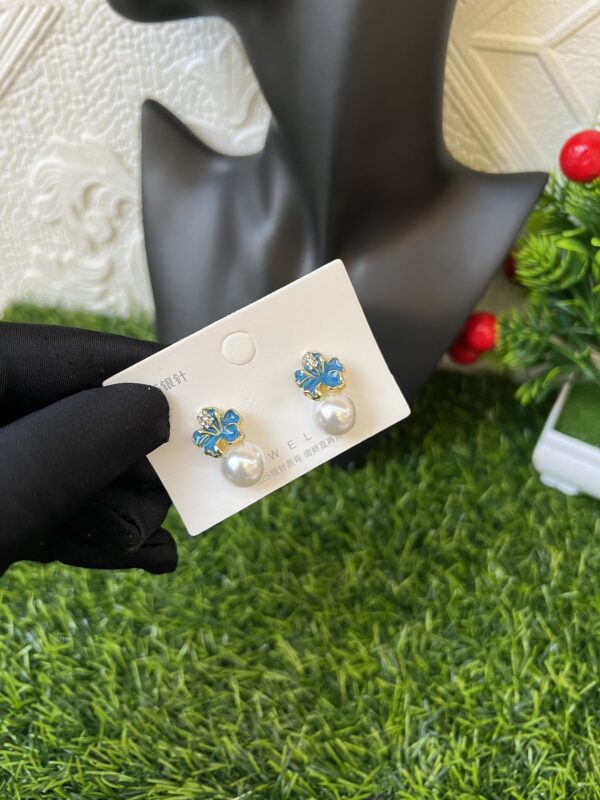 Minimalist colored pearl earrings
