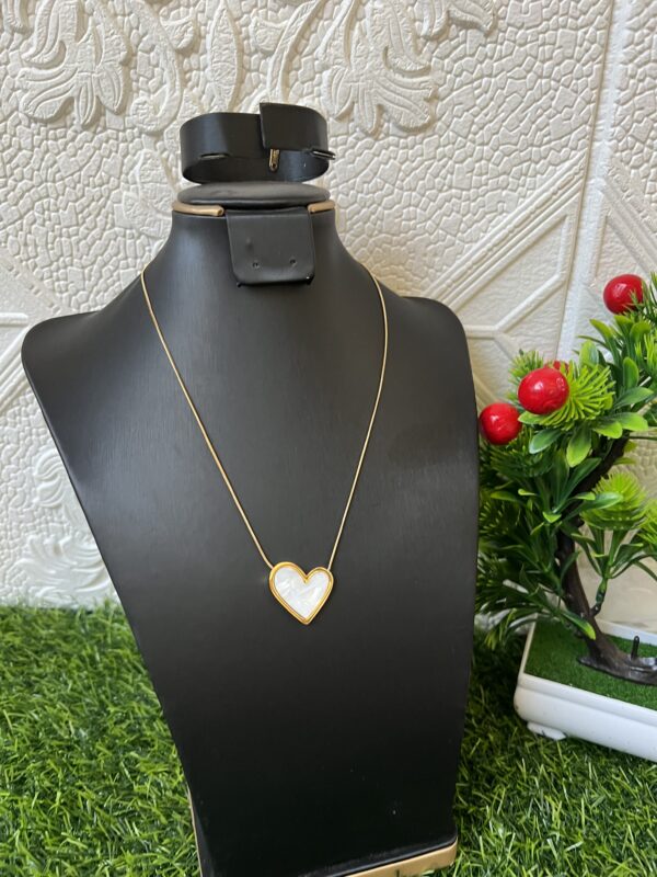 Gold/white necklace
