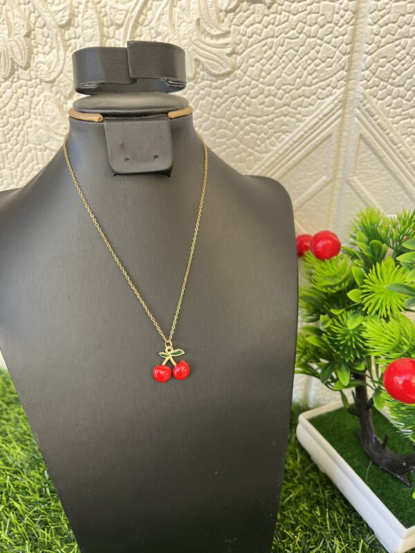 Pretty rose necklace