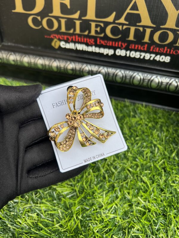 Gold bow-tie brooch